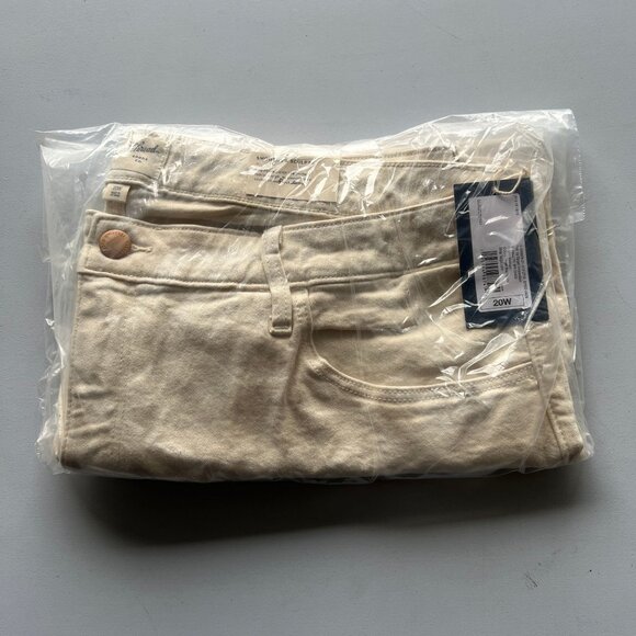 Universal Thread Women's Plus Size High-Rise Midi Jean Shorts Off-White 20W - Picture 2 of 5